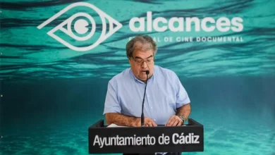 Persona ante un atril durante la presentación del palmarés de Alcances con el logotipo del festival al fondo