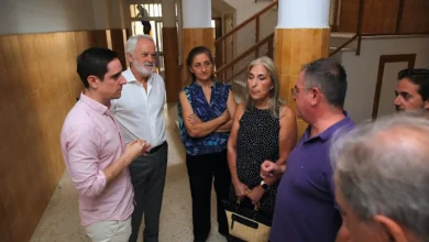 Grupo de personas en el interior de la antigua Escuela de Idiomas de Jerez