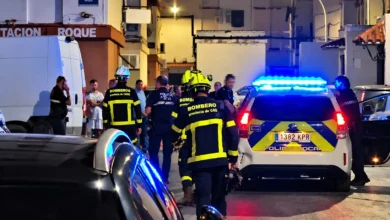 Bomberos y Policía Local durante un operativo nocturno en una calle de Jerez