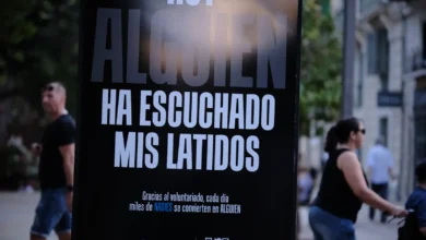 Mupi negro de una exposición de voluntariado con el mensaje “Hoy alguien ha escuchado mis latidos”
