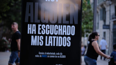 Mupi negro de una exposición de voluntariado con el mensaje “Hoy alguien ha escuchado mis latidos”