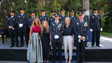 Grupo de agentes uniformados y autoridades posando al aire libre durante un acto de la Policía Nacional en Jerez