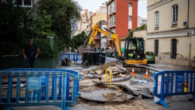 Maquinaria y vallas de Emasa en una calle con el pavimento levantado por unas obras