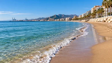 Vista panorámica de una playa de Málaga con el mar en calma y condiciones adecuadas para el baño