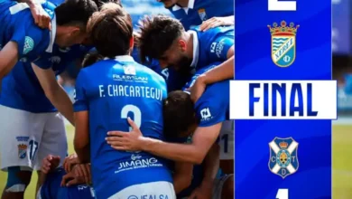 Jugadores del Xerez CD agrupados sobre el césped tras la victoria por 2-1 ante el Tenerife B
