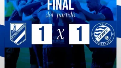 Gráfico del resultado final 1-1 entre el Atlético Onubense y el Xerez Deportivo FC con una imagen de jugadores abrazados sobre el césped.