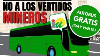 Cartel con un autobús verde y los textos “Manifestación Sanlúcar - Sevilla”, “No a los vertidos mineros” y “Autobús gratis”.