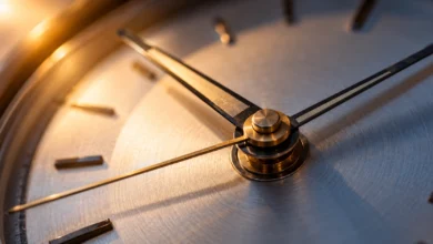 Primer plano de un reloj analógico con agujas y detalles metálicos, asociado al debate sobre el cambio de hora en España.