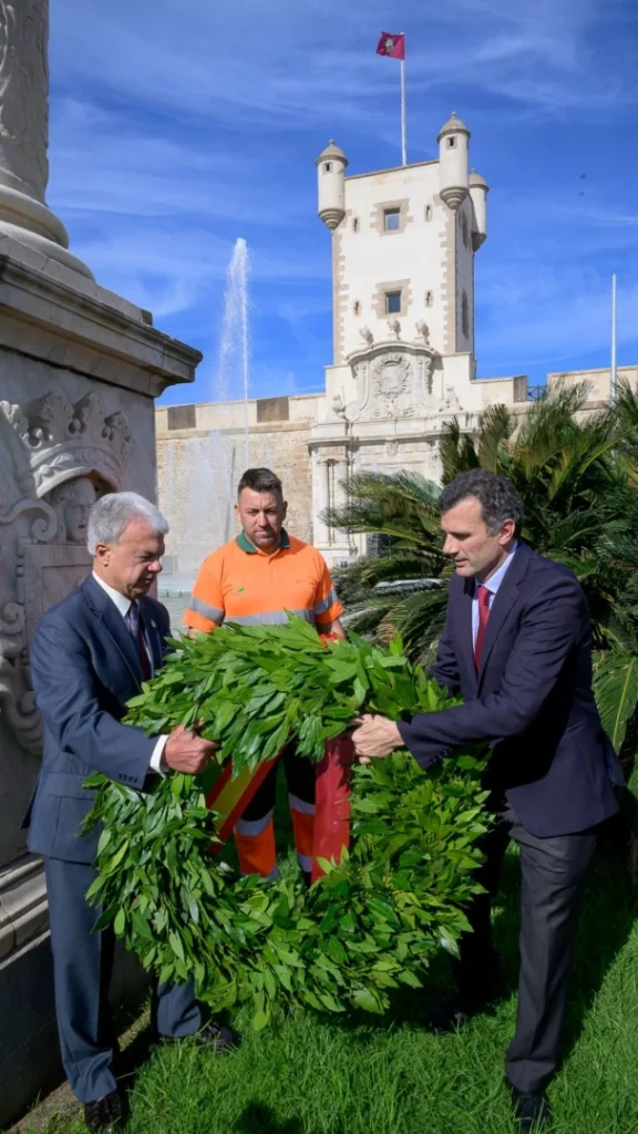 Primer plano de hojas de laurel y flores blancas dispuestas en una composición floral.