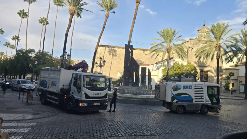 Detalle de la carrocería y los componentes metálicos de una máquina de limpieza viaria en Jerez.