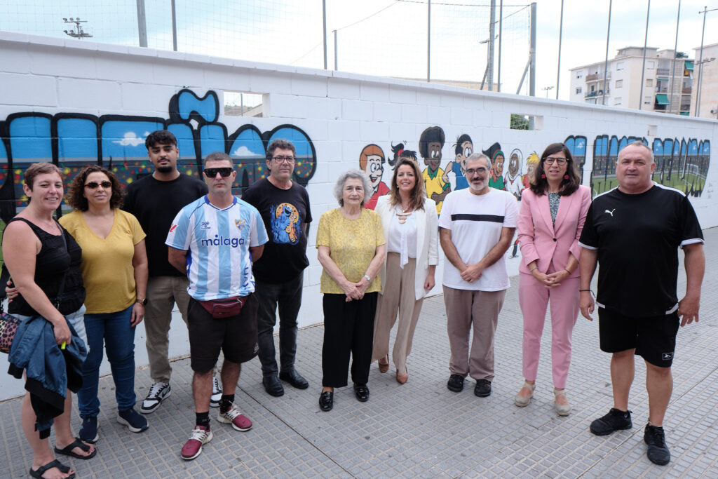 Detalle del mural futbolístico con escudo azul y blanco y balón