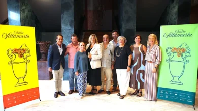 Grupo de personas posa en el Teatro Villamarta junto a dos paneles identificativos del teatro durante la presentación de la gala.