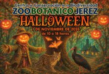 Cartel ilustrado de Halloween del Zoobotánico de Jerez para el 1 de noviembre de 2026, con un bosque otoñal, calabazas iluminadas, un espantapájaros y animales.