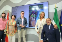 Representantes municipales y de Acoje durante la presentación de la programación de Halloween 2026 en Jerez, con un cartel del evento al fondo.