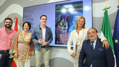 Representantes municipales y de Acoje durante la presentación de la programación de Halloween 2026 en Jerez, con un cartel del evento al fondo.