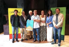Representantes de CEDOWN, Teatro Solidario Tesón y el Ayuntamiento de Jerez posan en el Teatro Villamarta junto al cartel de ‘Anacleto se divorcia’.