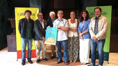 Representantes de CEDOWN, Teatro Solidario Tesón y el Ayuntamiento de Jerez posan en el Teatro Villamarta junto al cartel de ‘Anacleto se divorcia’.