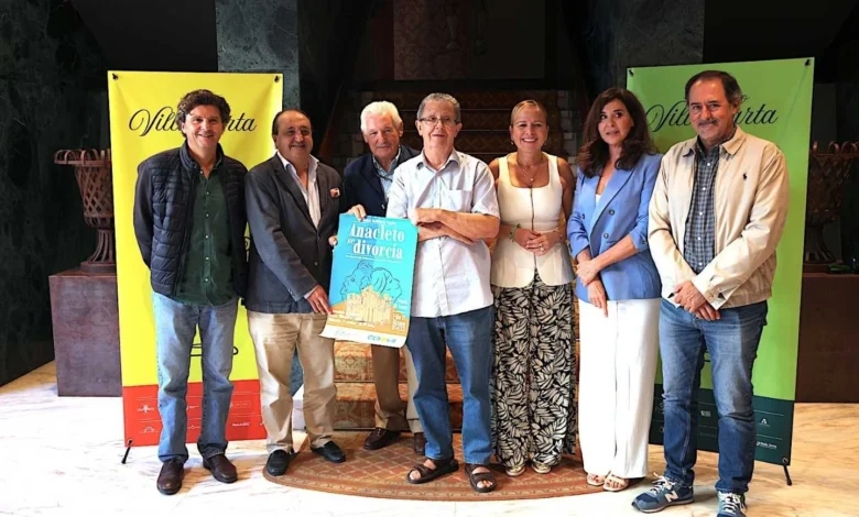 Representantes de CEDOWN, Teatro Solidario Tesón y el Ayuntamiento de Jerez posan en el Teatro Villamarta junto al cartel de ‘Anacleto se divorcia’.