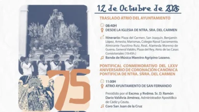 Virgen del Carmen durante una procesión extraordinaria por las calles de San Fernando con motivo del 75 aniversario de su coronación canónica.