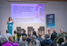 Una mujer interviene desde un atril ante el público durante la presentación del II Plan de Rehabilitación Interior de Viviendas Municipales de Cádiz.