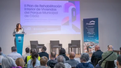 Una mujer interviene desde un atril ante el público durante la presentación del II Plan de Rehabilitación Interior de Viviendas Municipales de Cádiz.