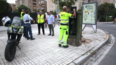 Agentes y técnicos junto a un armario de control de tráfico en una acera de Jerez, con una motocicleta de la Policía Local en primer plano.