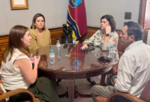 Imagen de la reunión entre la Asociación Española contra el Cáncer y el Ayuntamiento de Sanlúcar, según los elementos visibles en la fotografía original.