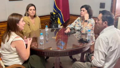 Imagen de la reunión entre la Asociación Española contra el Cáncer y el Ayuntamiento de Sanlúcar, según los elementos visibles en la fotografía original.