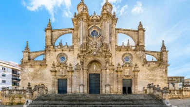 Fachada principal de la Catedral de Jerez con sus tres puertas, elementos ornamentales de piedra y escalinata de acceso.