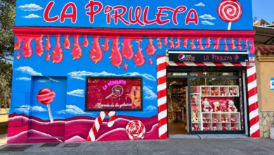 Fachada azul y rosa de La Piruleta en Jerez, decorada con piruletas y motivos de golosinas.