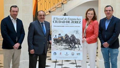 Cuatro personas posan junto al cartel de la II Social de Enganches Ciudad de Jerez en un espacio interior.