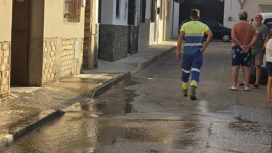 Agua acumulada en la calle tras una rotura de tubería en el Pago San José