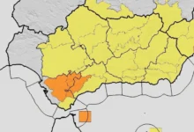 Mapa meteorológico con áreas de Andalucía representadas en amarillo y naranja, separadas mediante líneas negras.