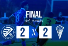 Marcador final del Xerez Deportivo FC-San Roque de Lepe con el resultado de 2-2 y dos jugadores sobre el terreno de juego.