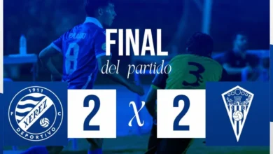 Marcador final del Xerez Deportivo FC-San Roque de Lepe con el resultado de 2-2 y dos jugadores sobre el terreno de juego.