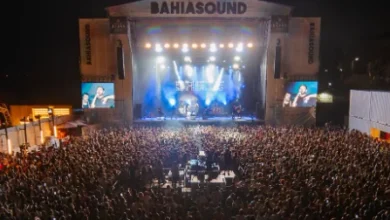 Vista general de un concierto de Bahía Sound con el escenario iluminado y una gran cantidad de público frente a él.