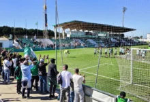 Aficionados del Atlético Sanluqueño animan junto al terreno de juego durante un partido de fútbol.