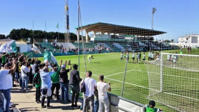 Aficionados del Atlético Sanluqueño animan junto al terreno de juego durante un partido de fútbol.