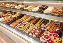 Fachada de Pastelería Tartessos con rótulos comerciales, entrada abierta y un mostrador de pastelería visible en el interior.