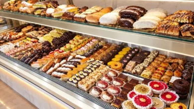 Fachada de Pastelería Tartessos con rótulos comerciales, entrada abierta y un mostrador de pastelería visible en el interior.