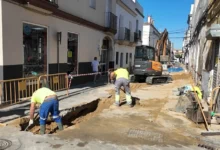 Tubería de saneamiento y materiales de conducción en primer plano.