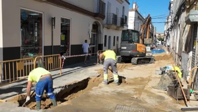 Tubería de saneamiento y materiales de conducción en primer plano.