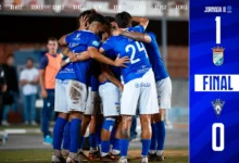 Jugadores del Xerez CD, vestidos de azul, celebran juntos la victoria ante el Marbella FC junto al marcador final de 1-0.