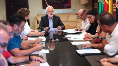 Reunión de la Comisión Local de Patrimonio Histórico de Jerez alrededor de una mesa con documentos y representantes municipales.