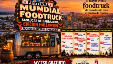 Cartel del Festival Mundial de Foodtruck de Sanlúcar con un camión de comida, decoración de Halloween y el anuncio de entrada gratuita.
