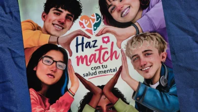 Cartel ilustrado de la campaña «Haz match con tu salud mental», con cinco jóvenes que rodean un corazón en el centro.