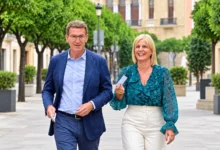 Primer plano de una carpeta institucional azul junto a documentos oficiales y un bolígrafo sobre una mesa de madera, en una composición editorial sobre el perfil político de García-Pelayo.
