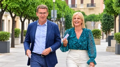 Primer plano de una carpeta institucional azul junto a documentos oficiales y un bolígrafo sobre una mesa de madera, en una composición editorial sobre el perfil político de García-Pelayo.