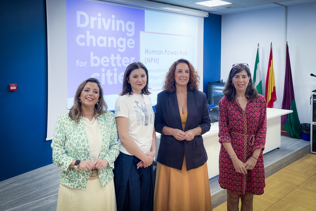 Panel de Human Power Hub junto a las sillas de una sala de jornadas