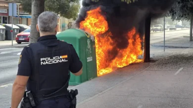 Contenedor de basura ardiendo con una gran columna de humo negro en Jerez